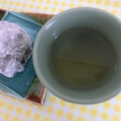 大福をいただきまして、塩緑茶と一緒に♪
甘いおやつに合うね～（*^^*)/
おかわりしちゃったもん❤